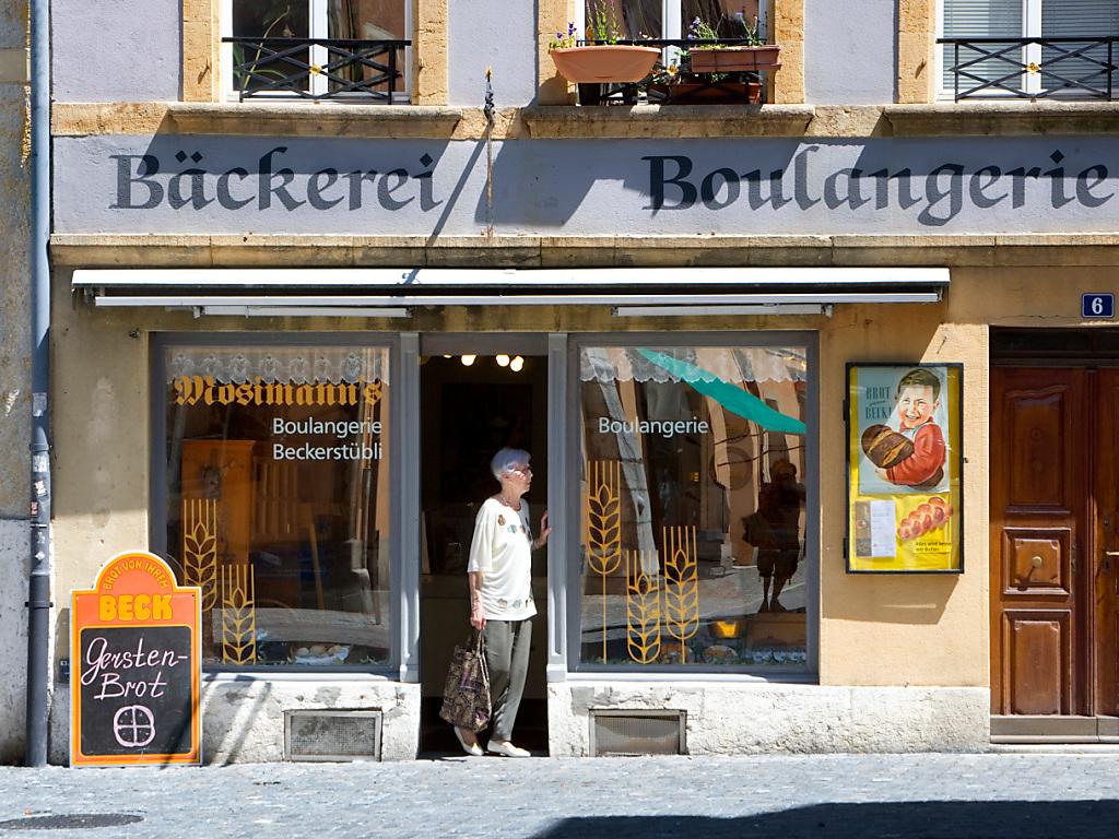 Blick auf Schaufenster einer Bäckerei, die auch mit Boulangerie angeschrieben ist