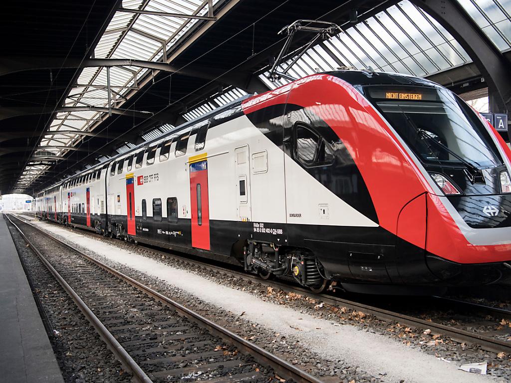 ein doppelstöckiger Zug in einem Bahnhof