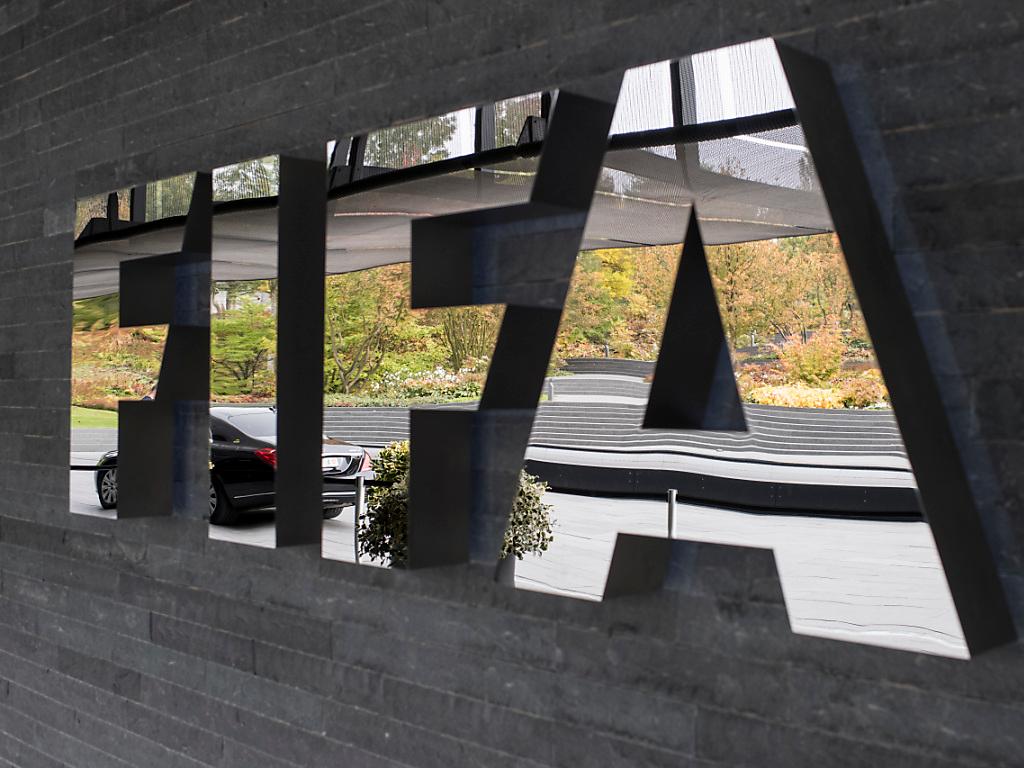 Aufschrift FIFA an einer Hausmauer angebracht.