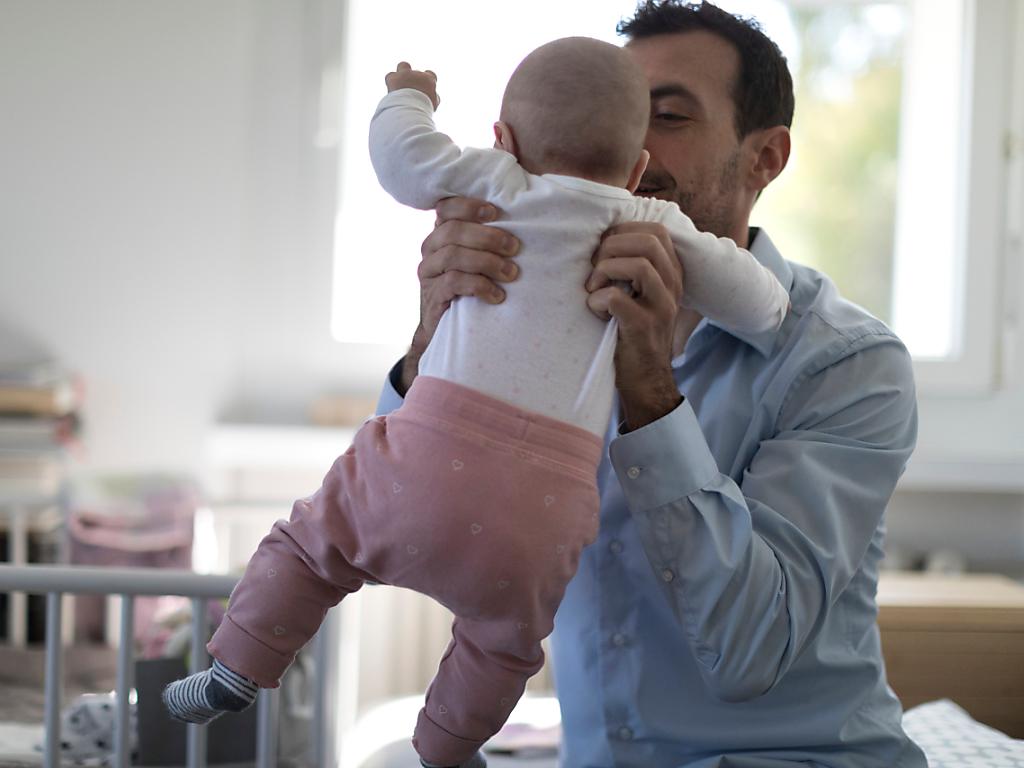 Mann mit Baby