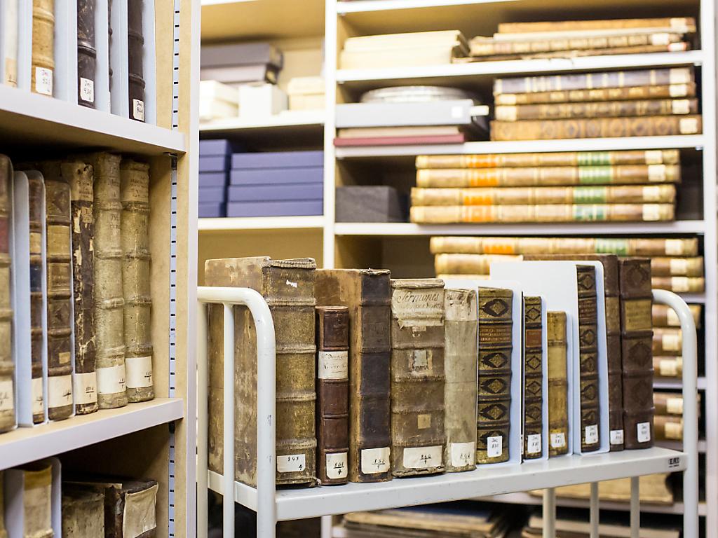 Pile de vieux livres.