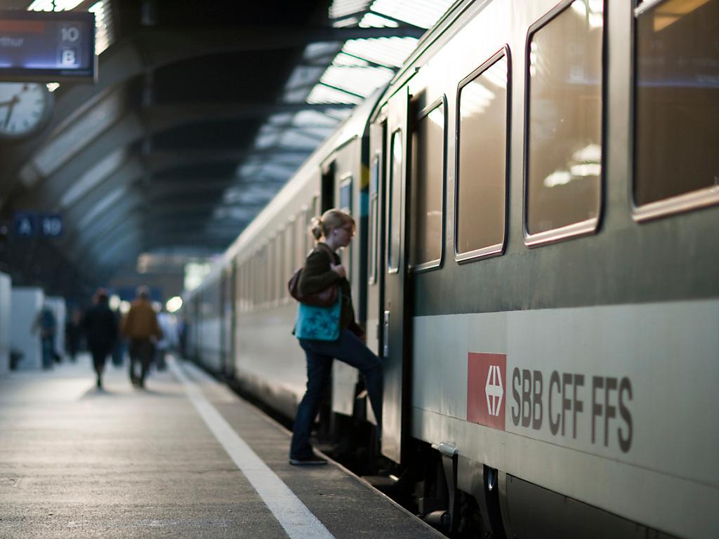 Femme montant dans un train