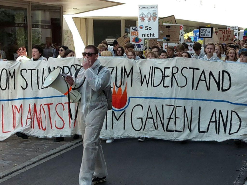 Demonstranten tragen einen Banner.
