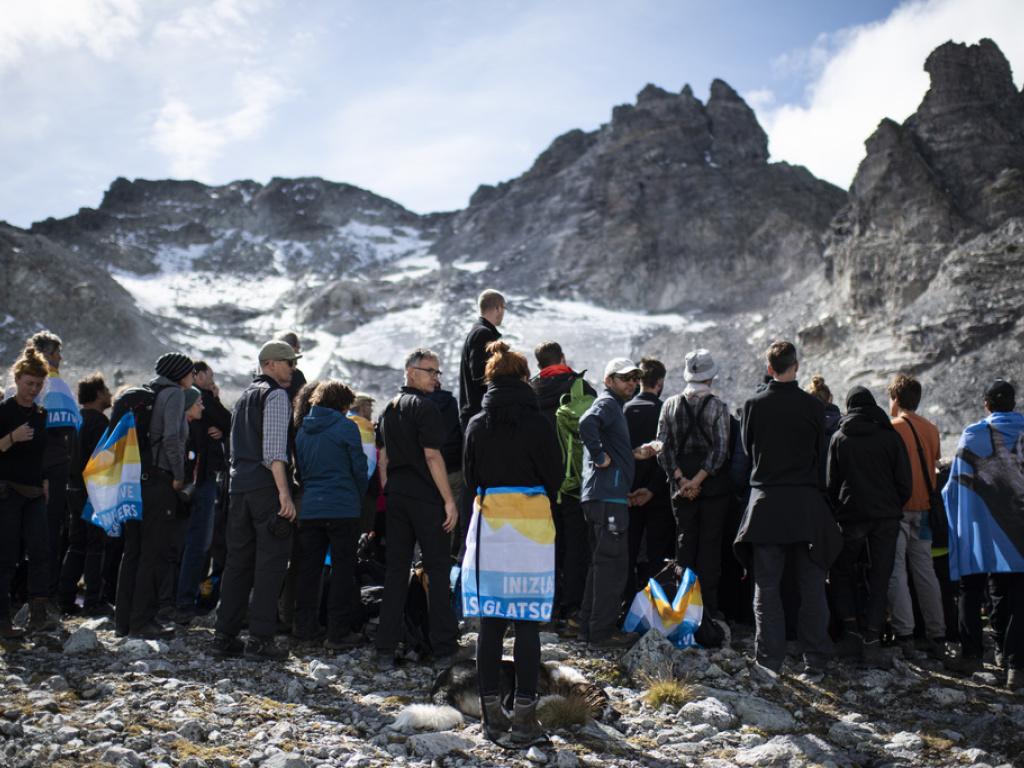 Eine Menschenmenge vor einem Gletscher.