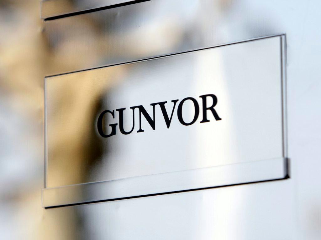 Ein silbernes Schild mit der Aufschrift Gunvor.