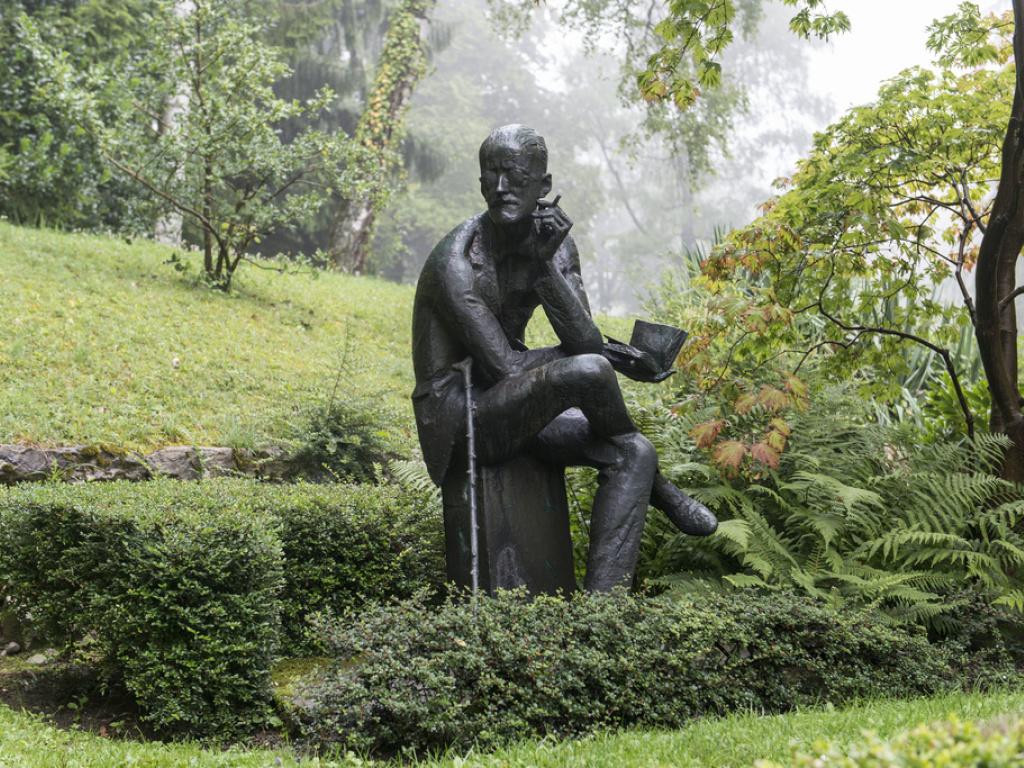 statue