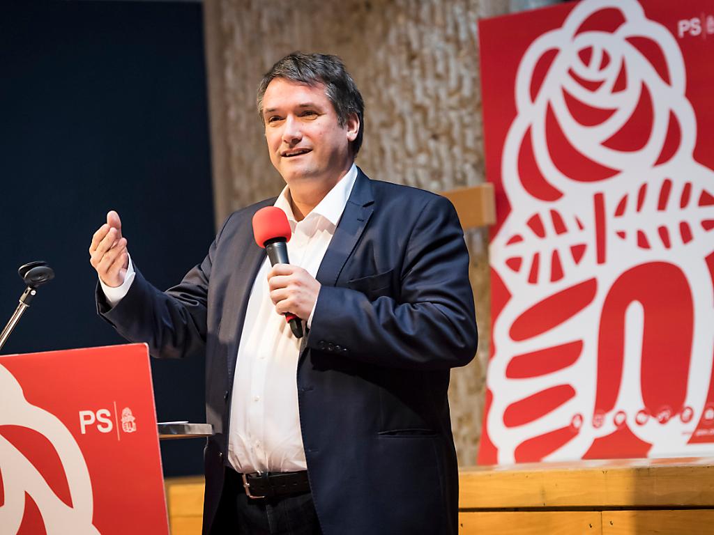 Homme tenant un discours