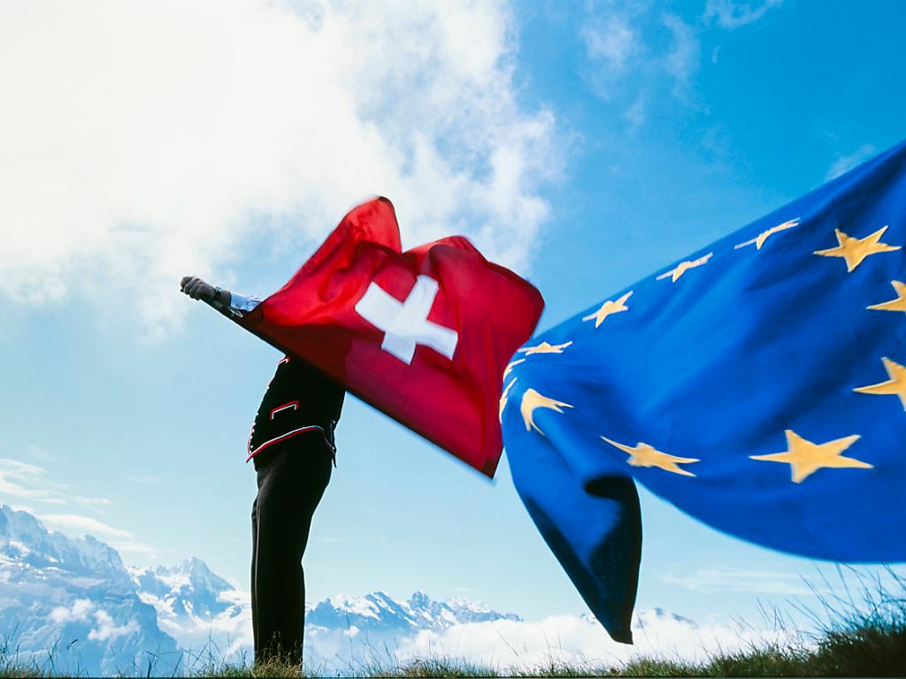 Un drapeau suisse et un européen