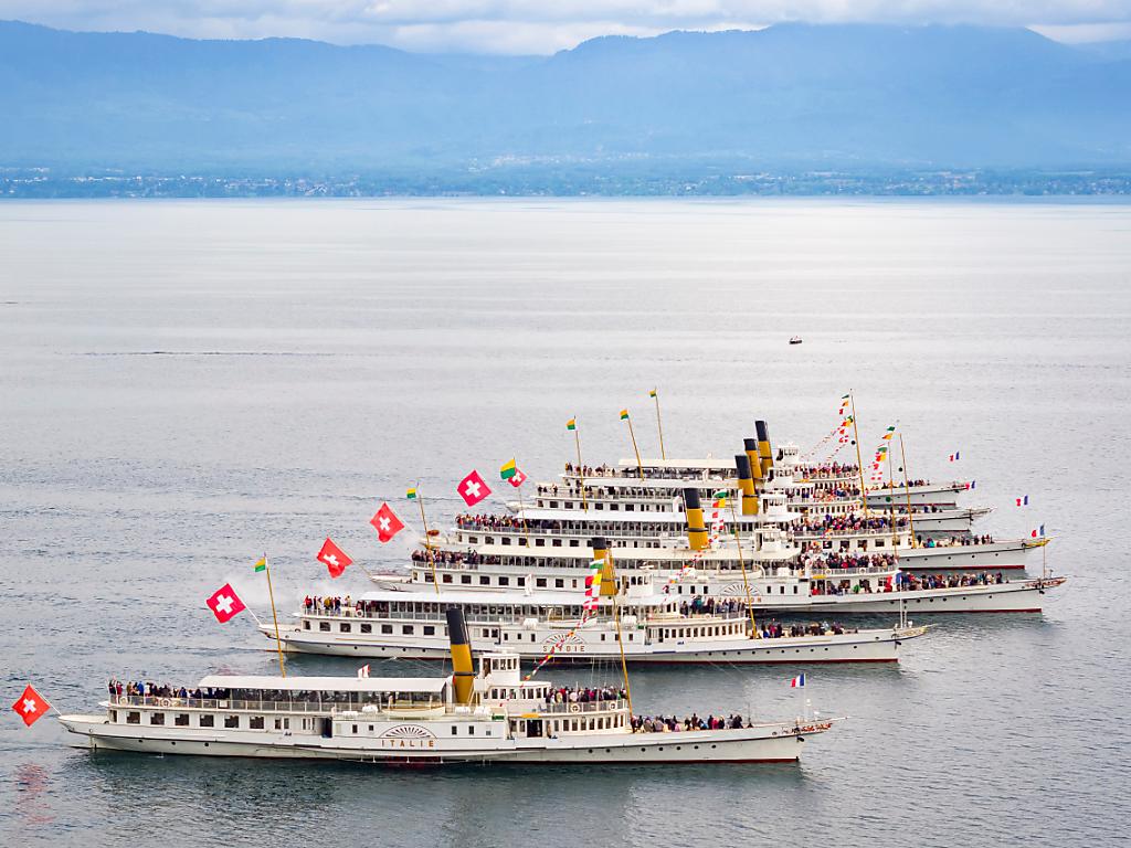 quatre bateau sur le lac Léman