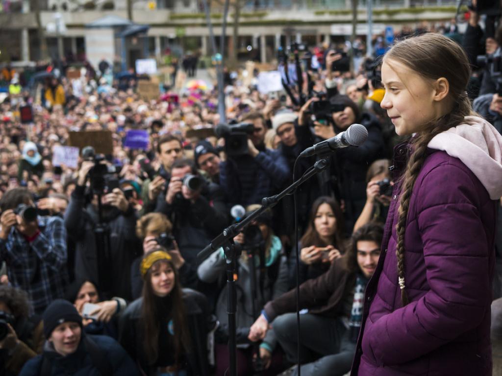 Greta Thunberg devant une foule.