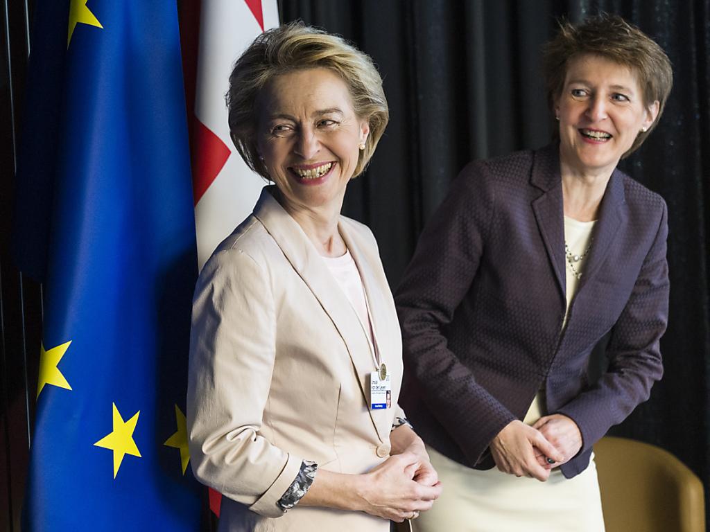 Von der Leyen und Sommaruga lächeln in die Kamera