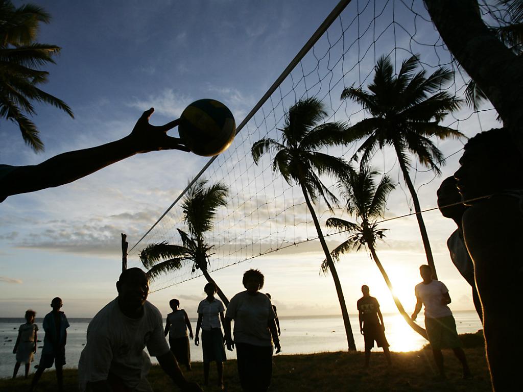 Beachvolley im Abendlicht