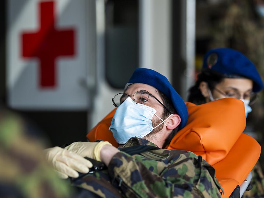 Soldat sanitaire couché avec un masque de protection