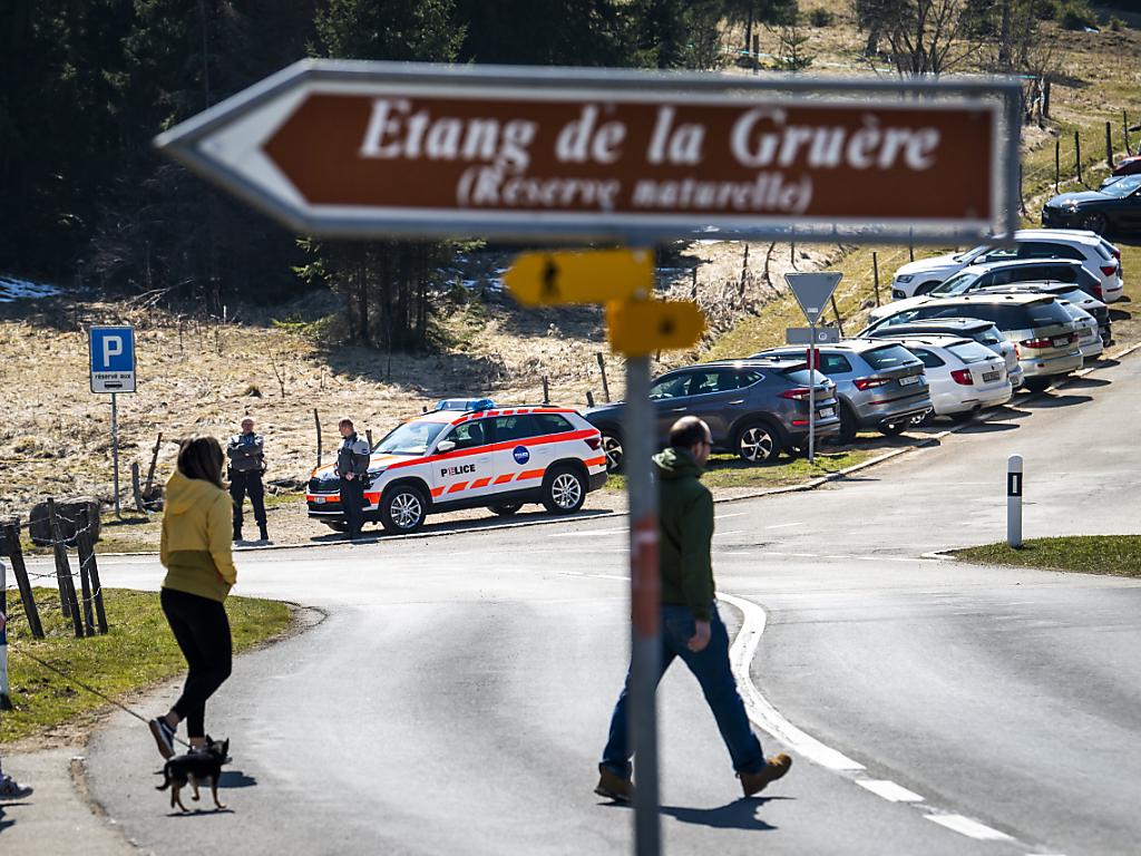 Panneau touristique avec voitures en arrière-fond