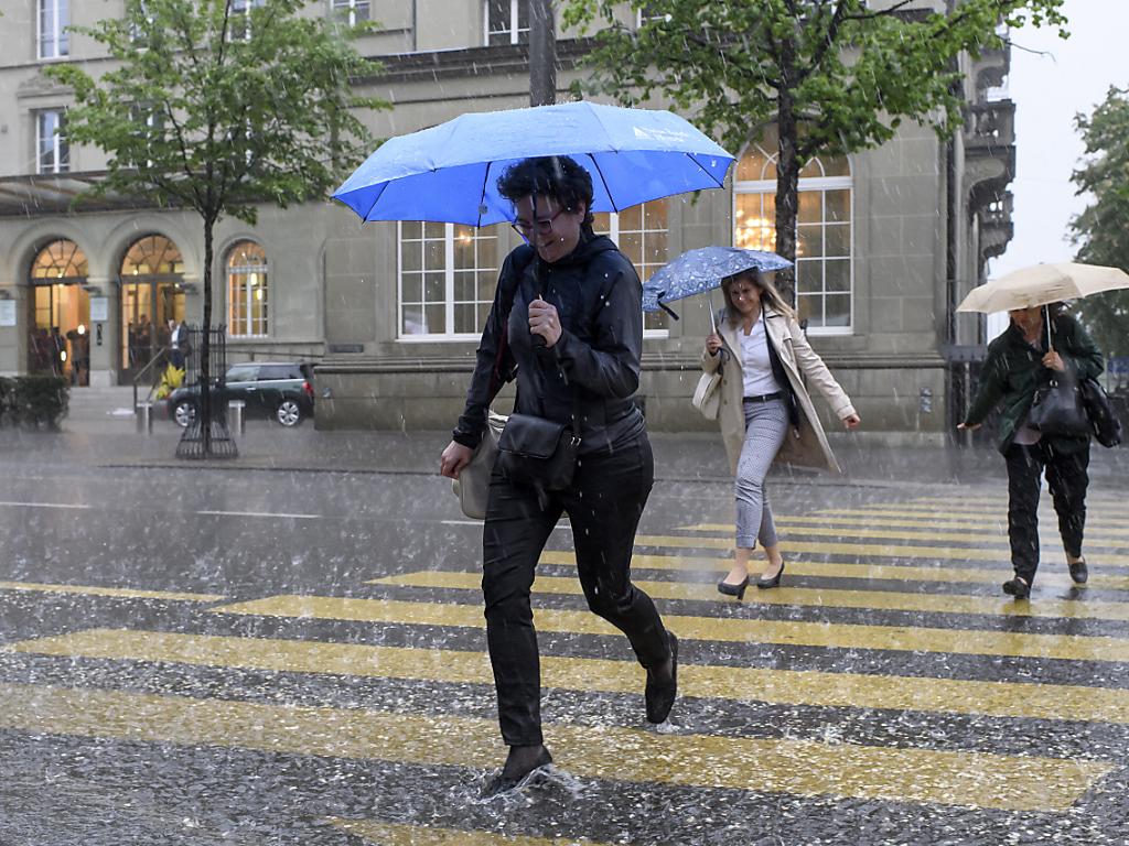 Personnes sous la pluie