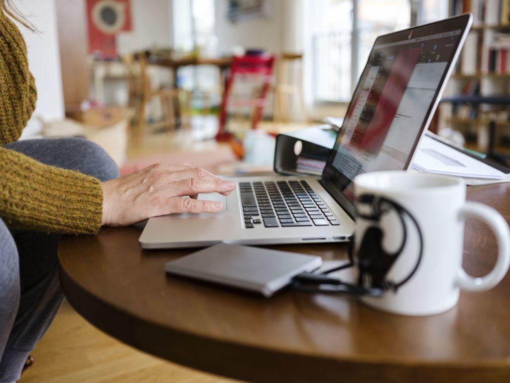 Laptop und Tasse im Homeoffice
