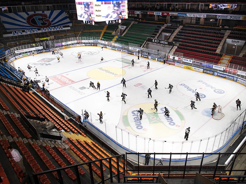 Match de hockey sur glace sans spectateurs