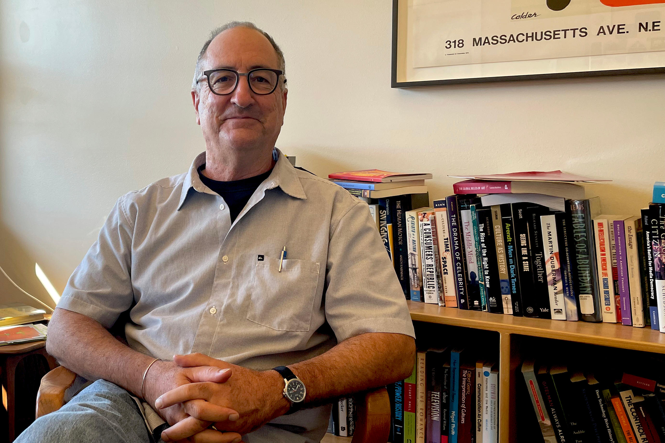 Fred Turner, Professor für Kommunikation an der Stanford University, sitzend vor einem Büchergestell