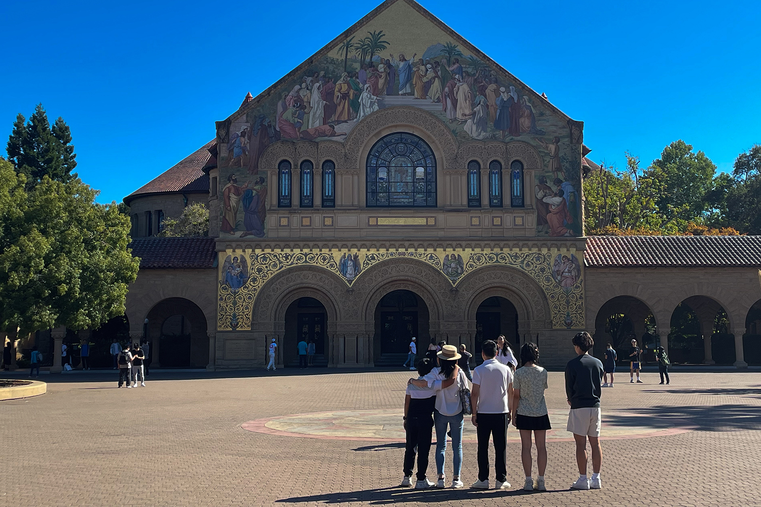 Eine Gruppe von Menschen steht vor der Kathedrale von Stanford