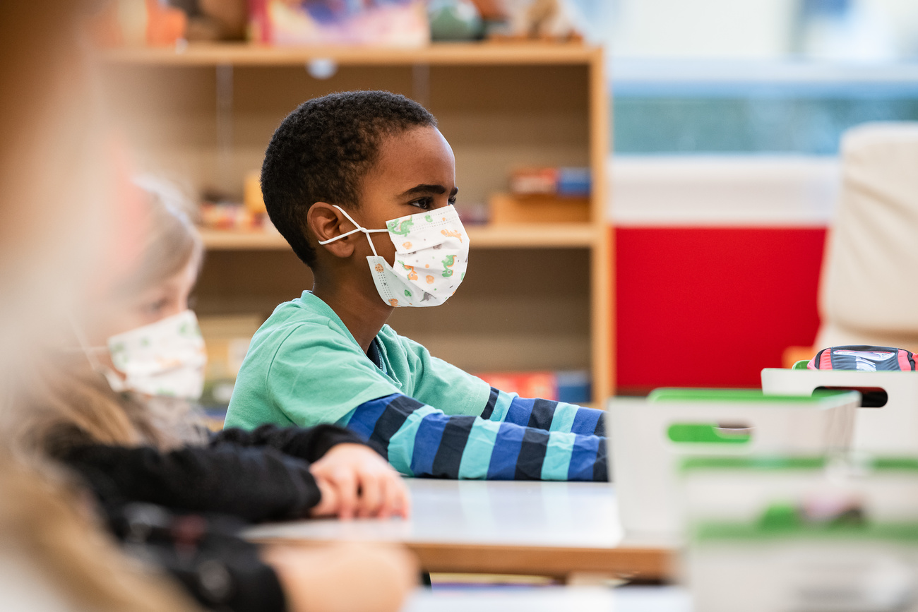 jeune garçon noir en classe