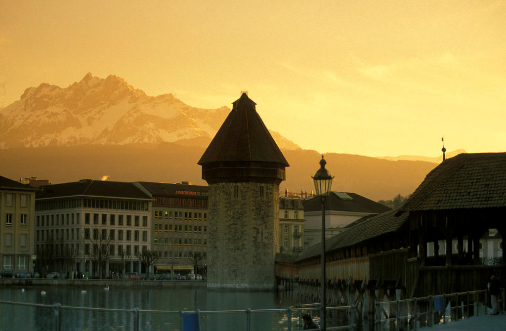 Il Kappelbrücke al tramonto nella città vecchia di Lucerna