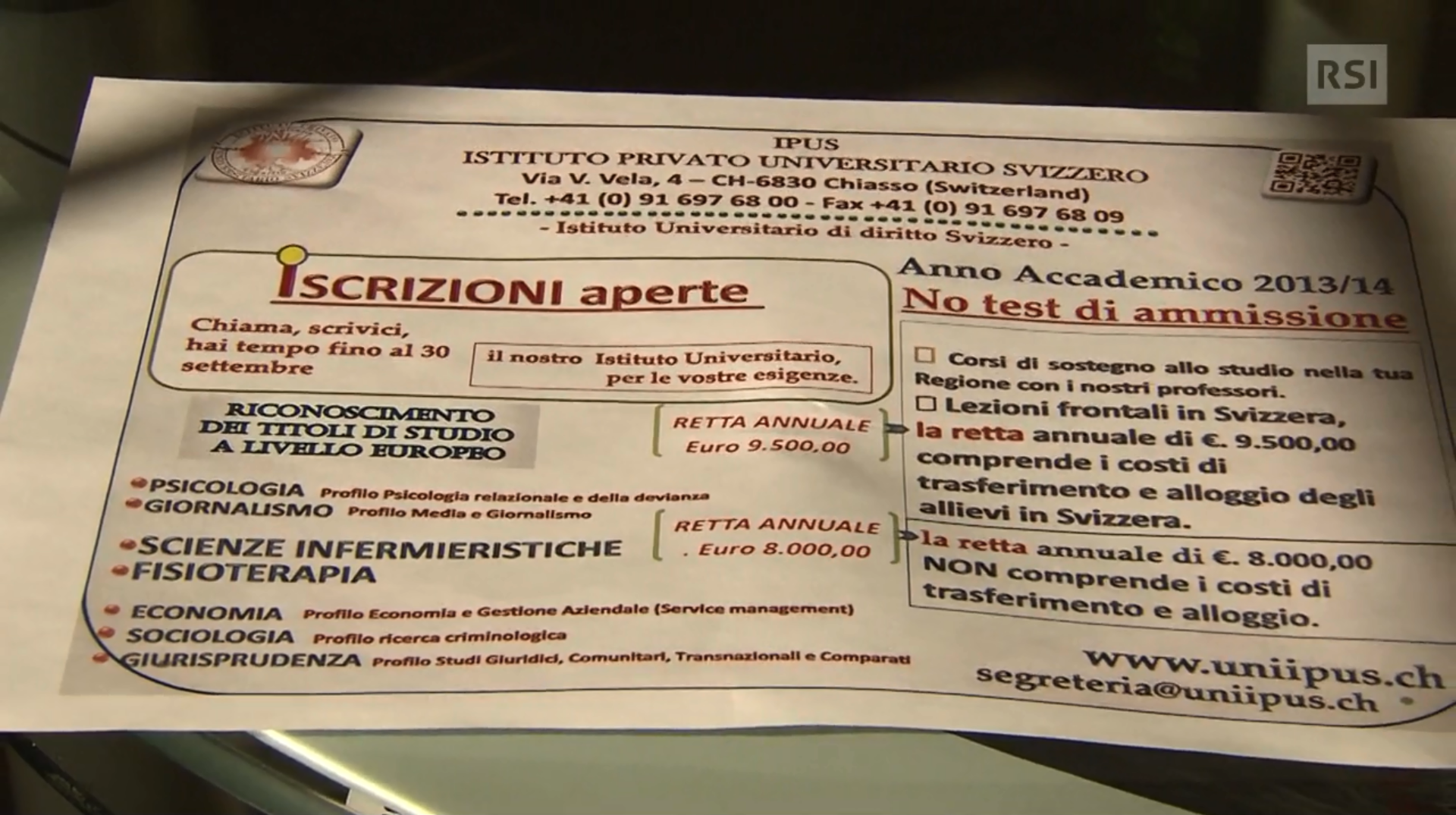 Primo piano di un annuncio di giornale che comunica l apertura delle iscrizioni alla sedicente università