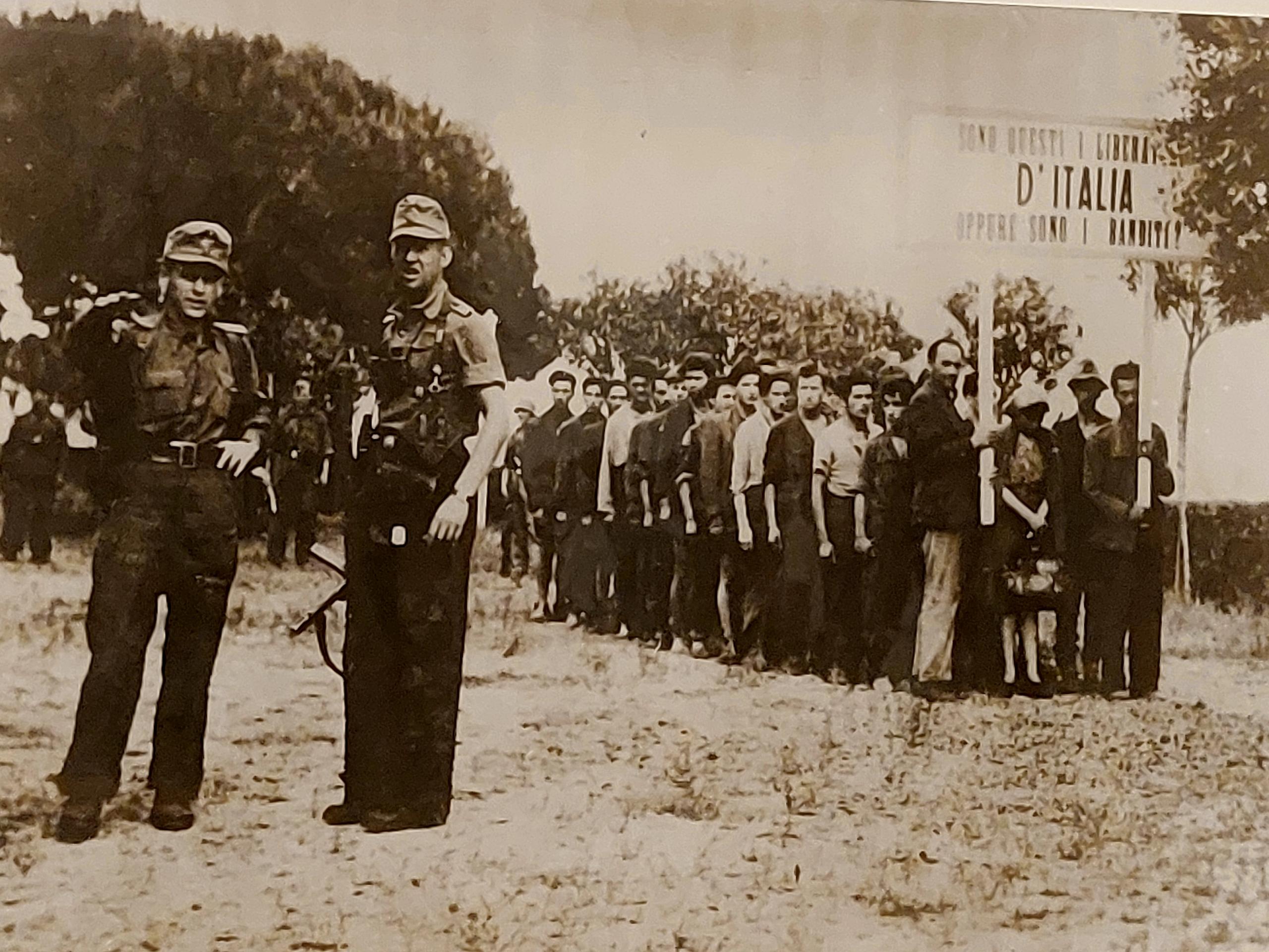 foto d epoca con militari e prigionieri