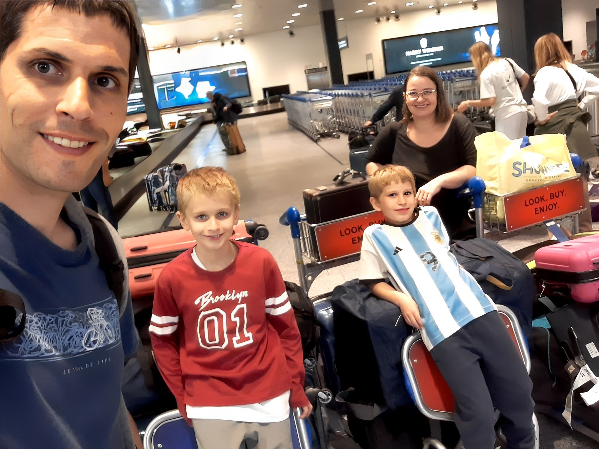 Eine Familie am Flughafen Zürich