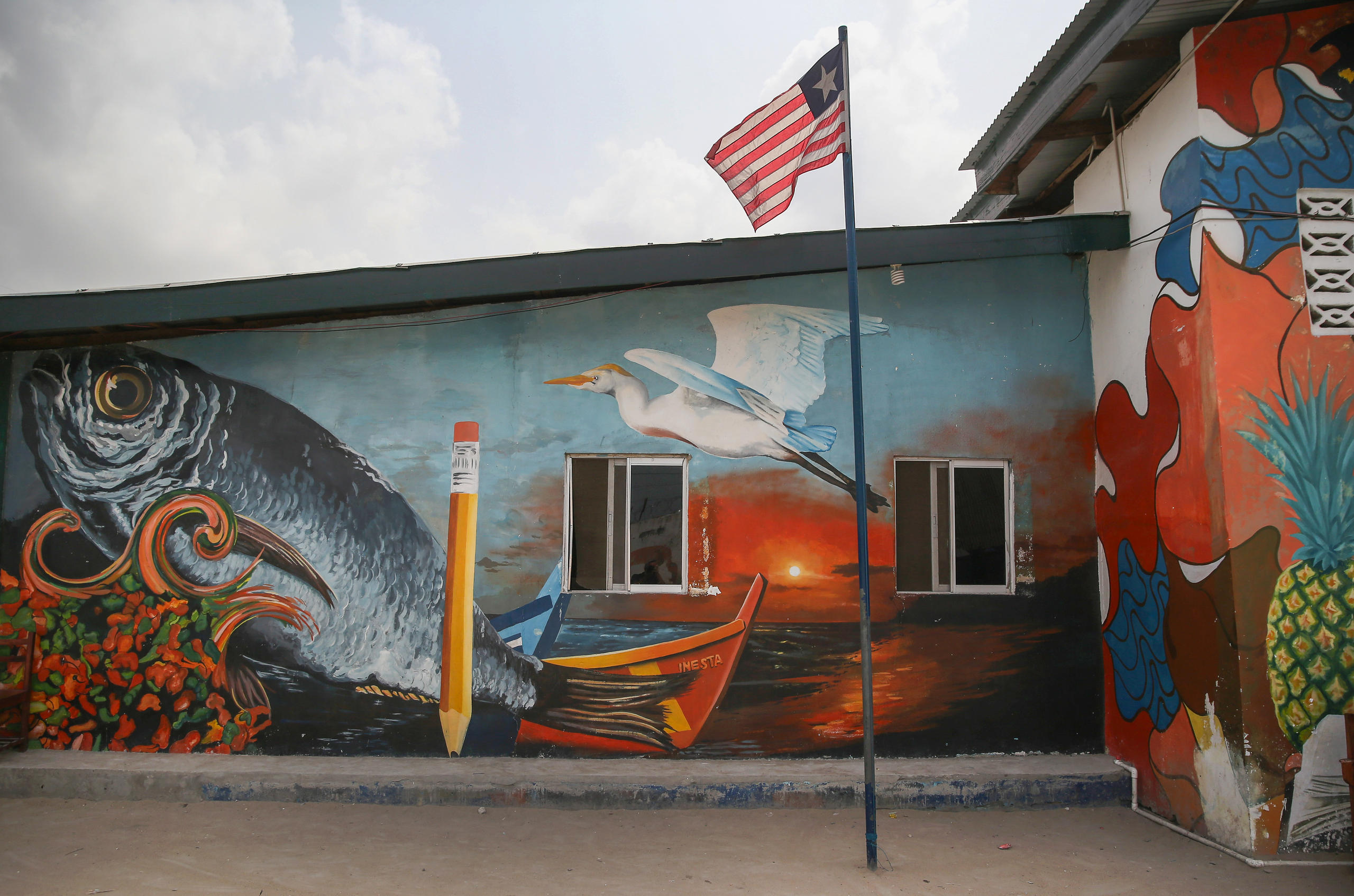 Gebäude in Liberia mit Flagge