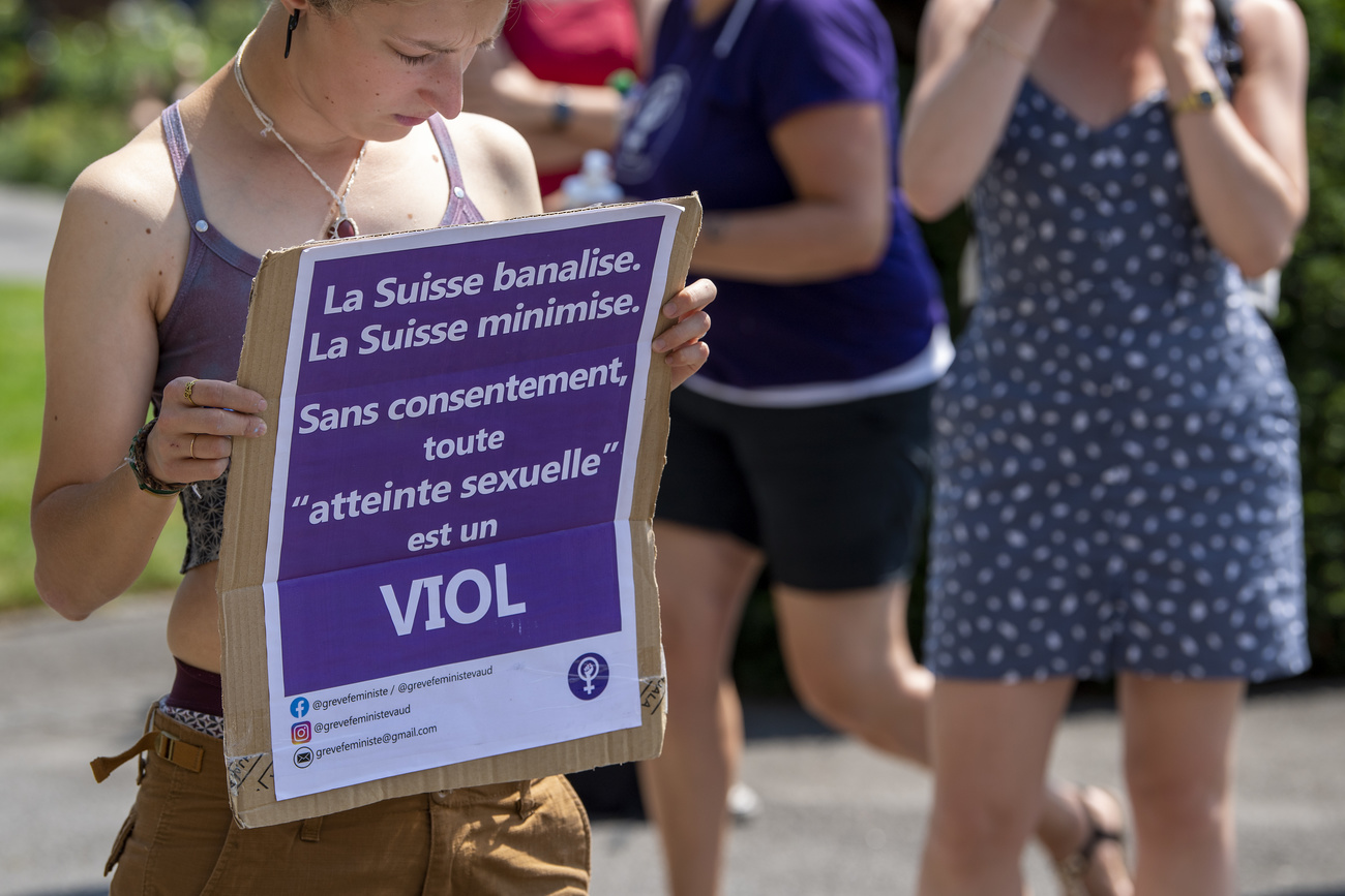 Manifestante en faveur de la révision de la loi sur les agressions sexuelles