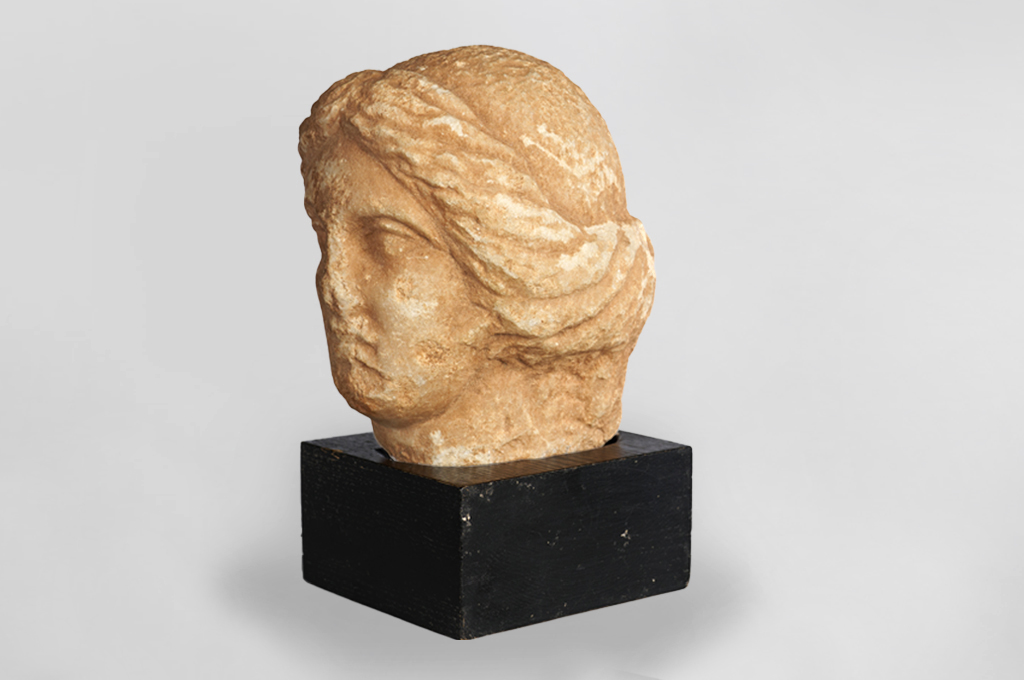 Testa di donna, restituita dalla Svizzera alla Cirenaica nel dicembre del 2023.