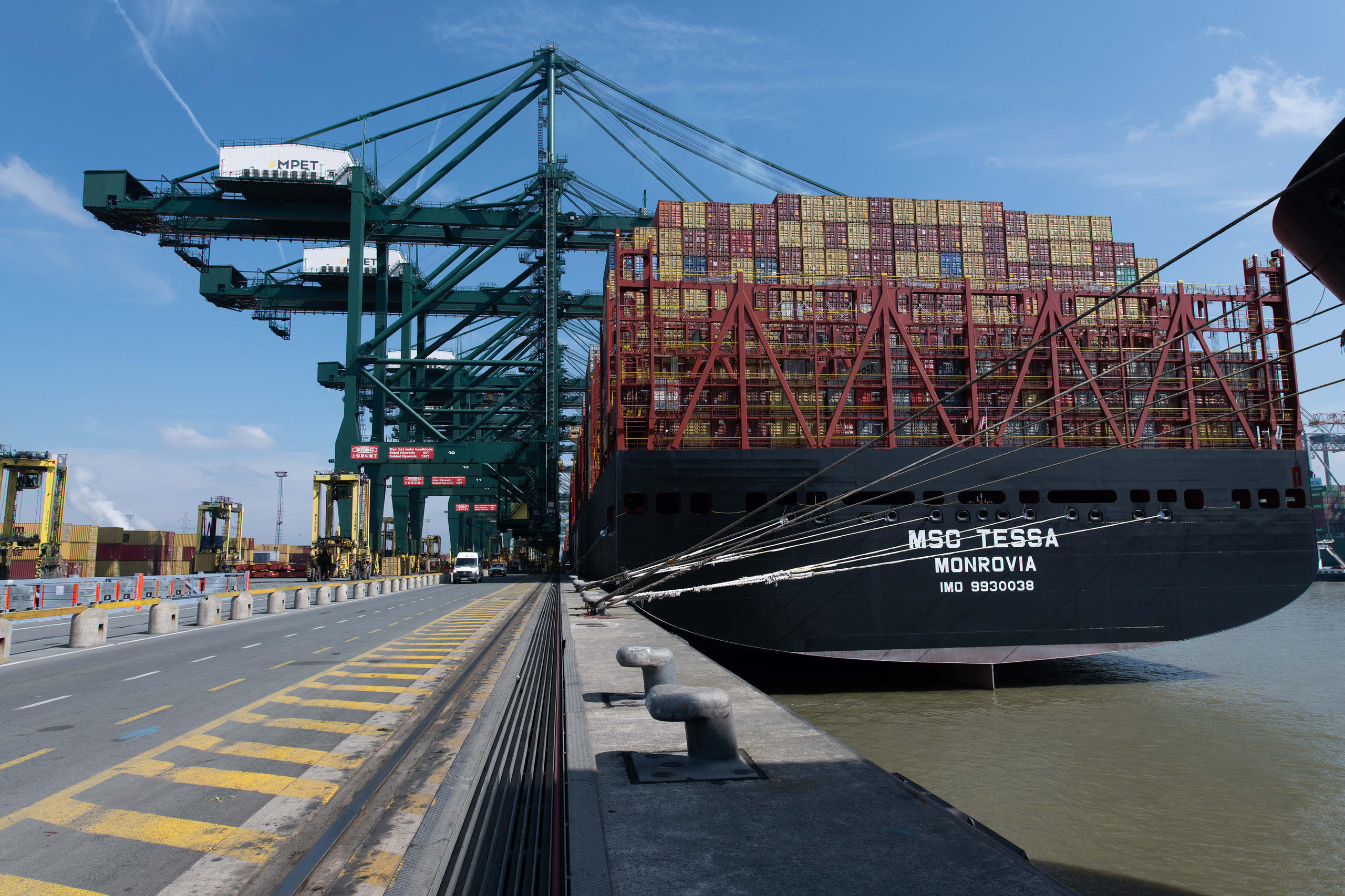 Die MSC Tessa wird an einem Hafen beladen