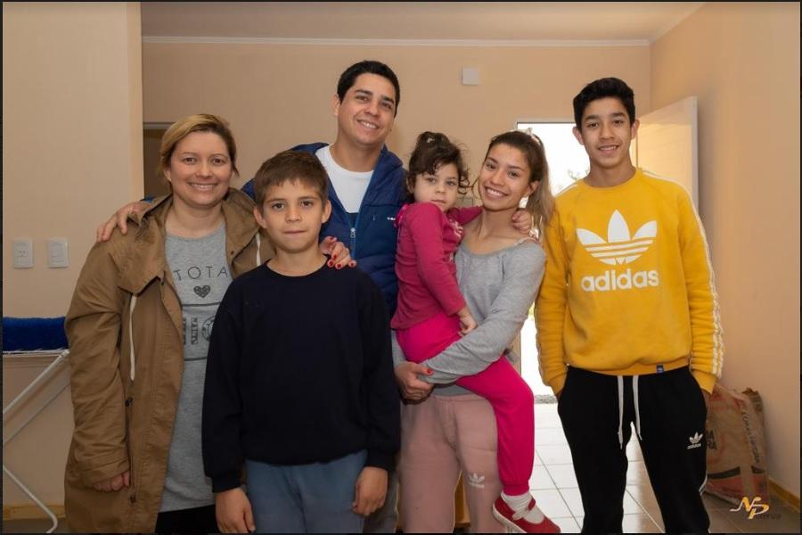 Una familia posa para la fotografía.