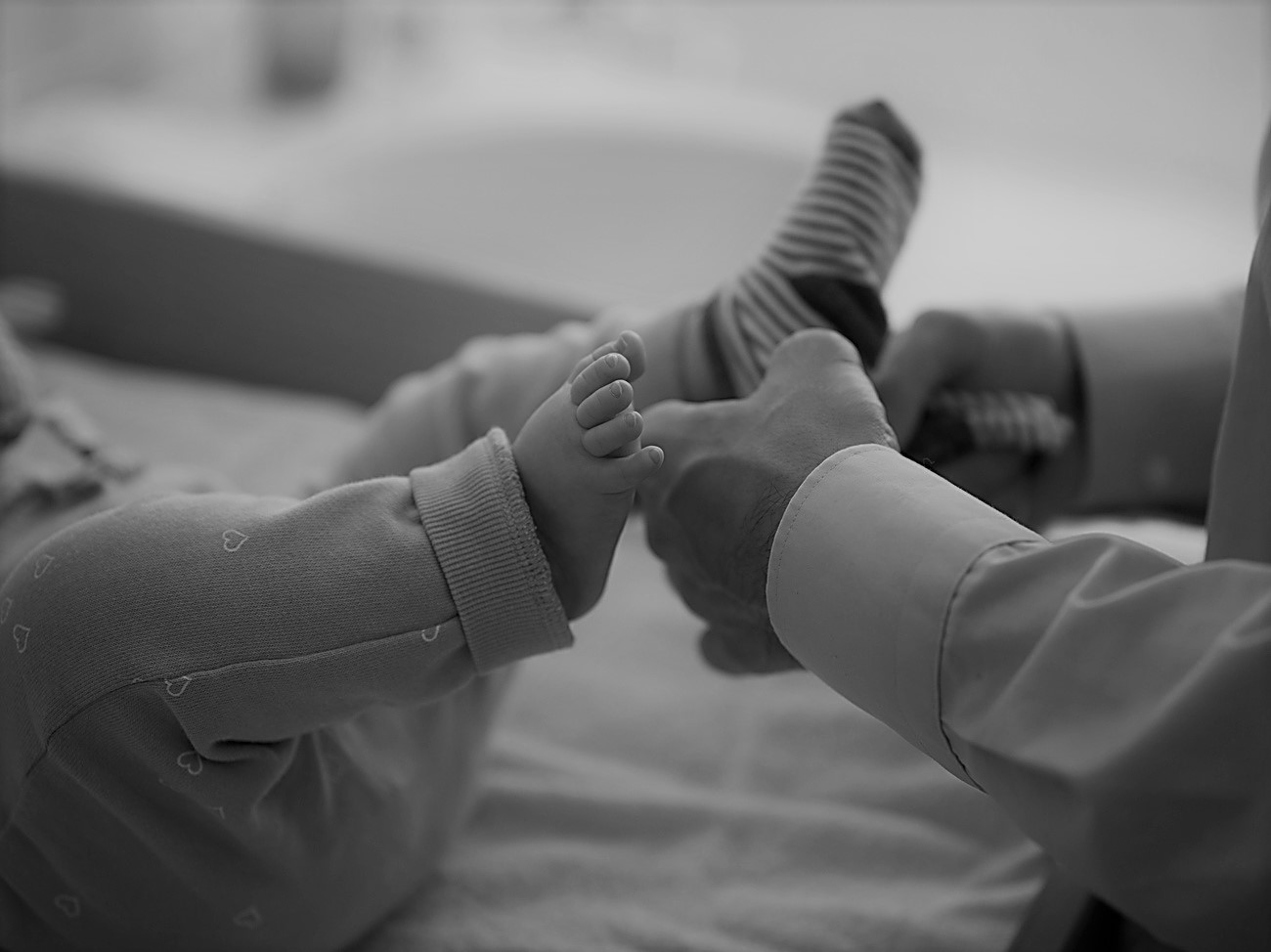 un bébé avec un homme