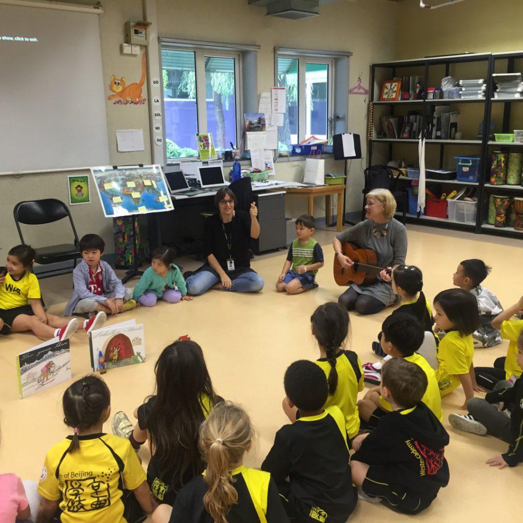 Musikunterricht in der jungen Schweizer Schule in Peking