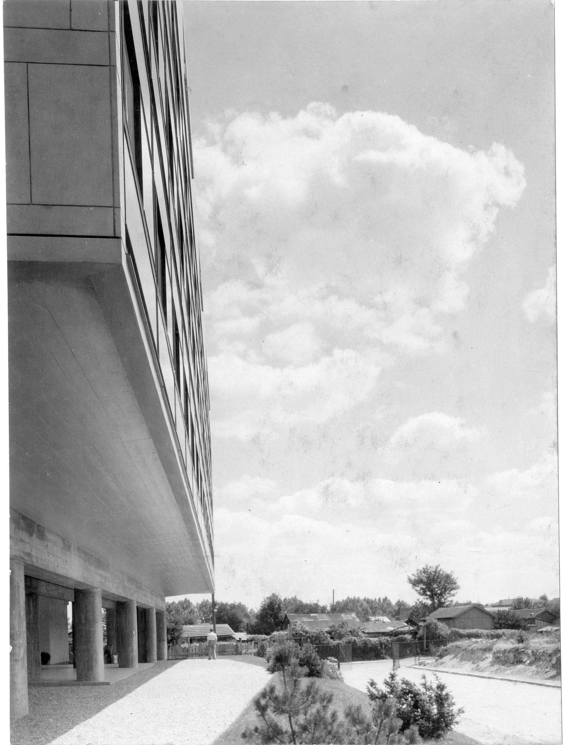 Photo d époque du Pavillon suisse avec, en fond, les quartiers pauvres de la banlieue sud de Paris