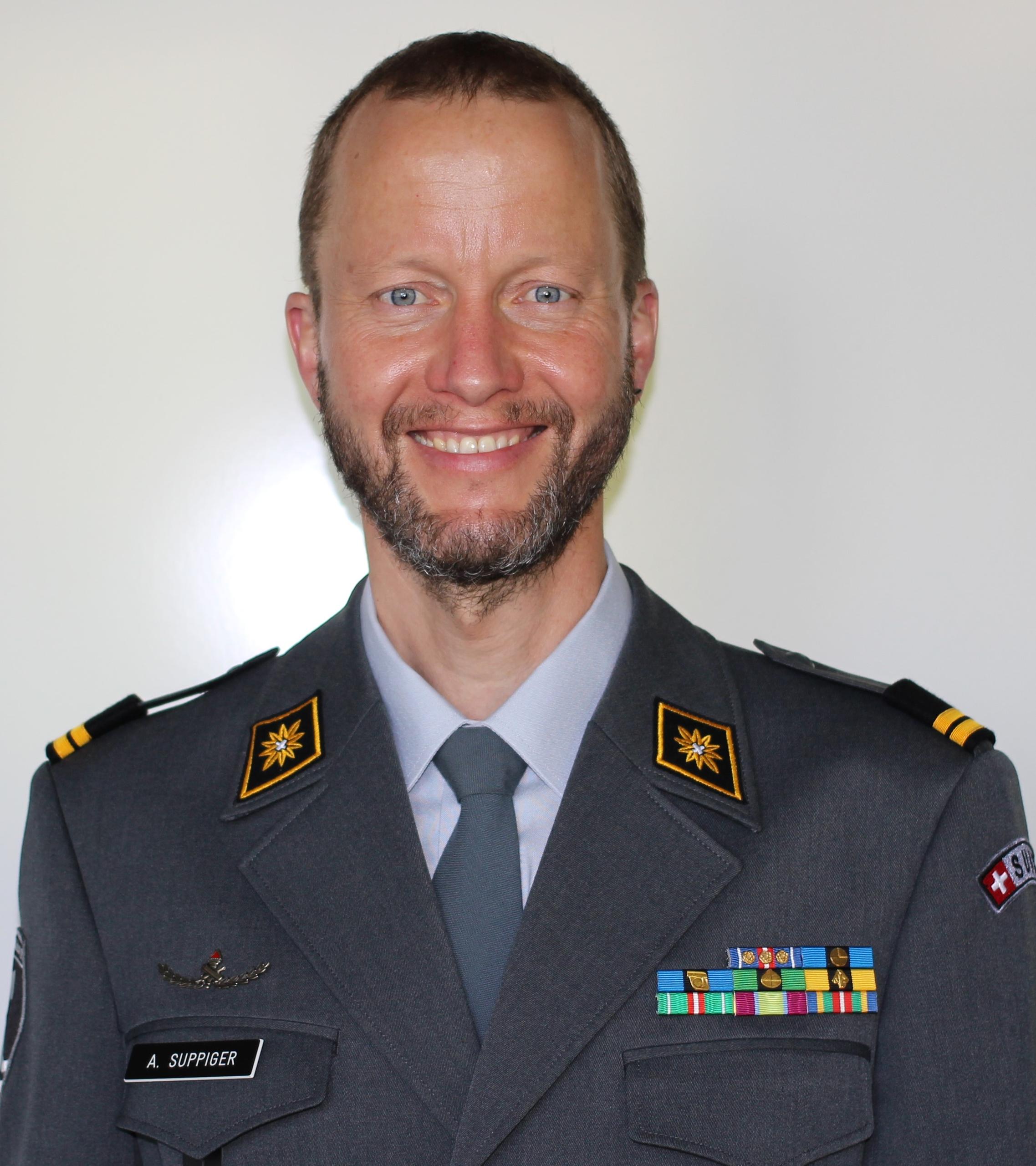 uomo in uniforme guarda nell obiettivo