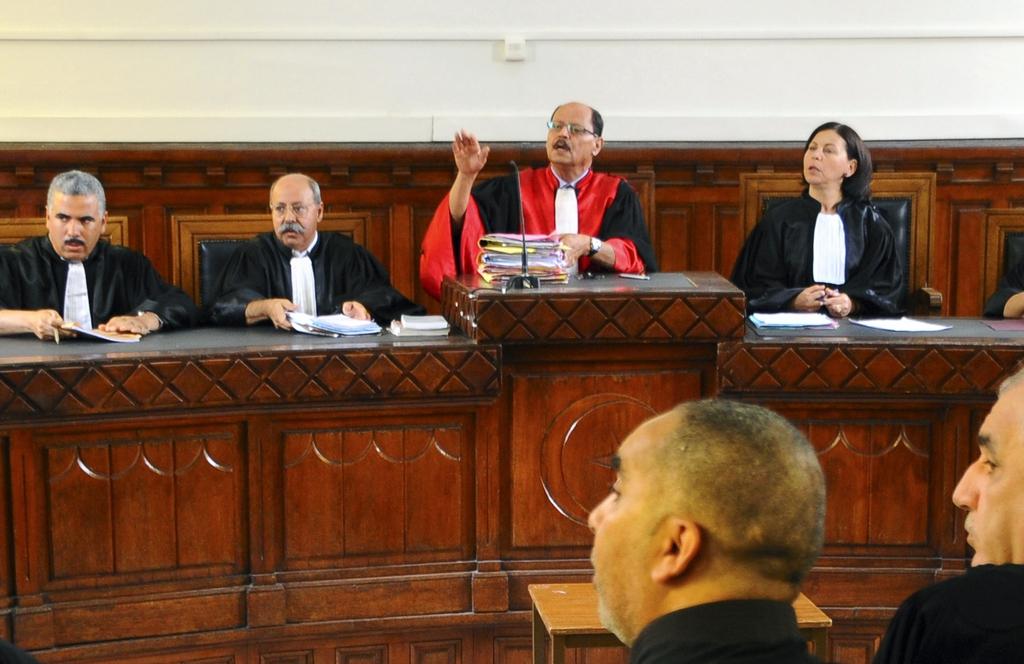 امرأة وأربعة رجال يجلسون على مقاعد القضاة في محكمة تونسية