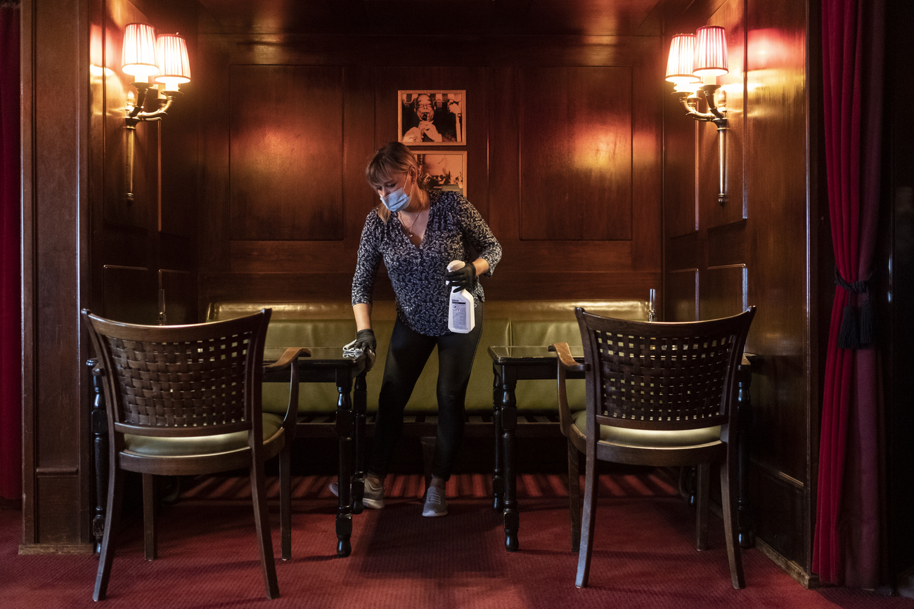 restauratrice désinfecte table