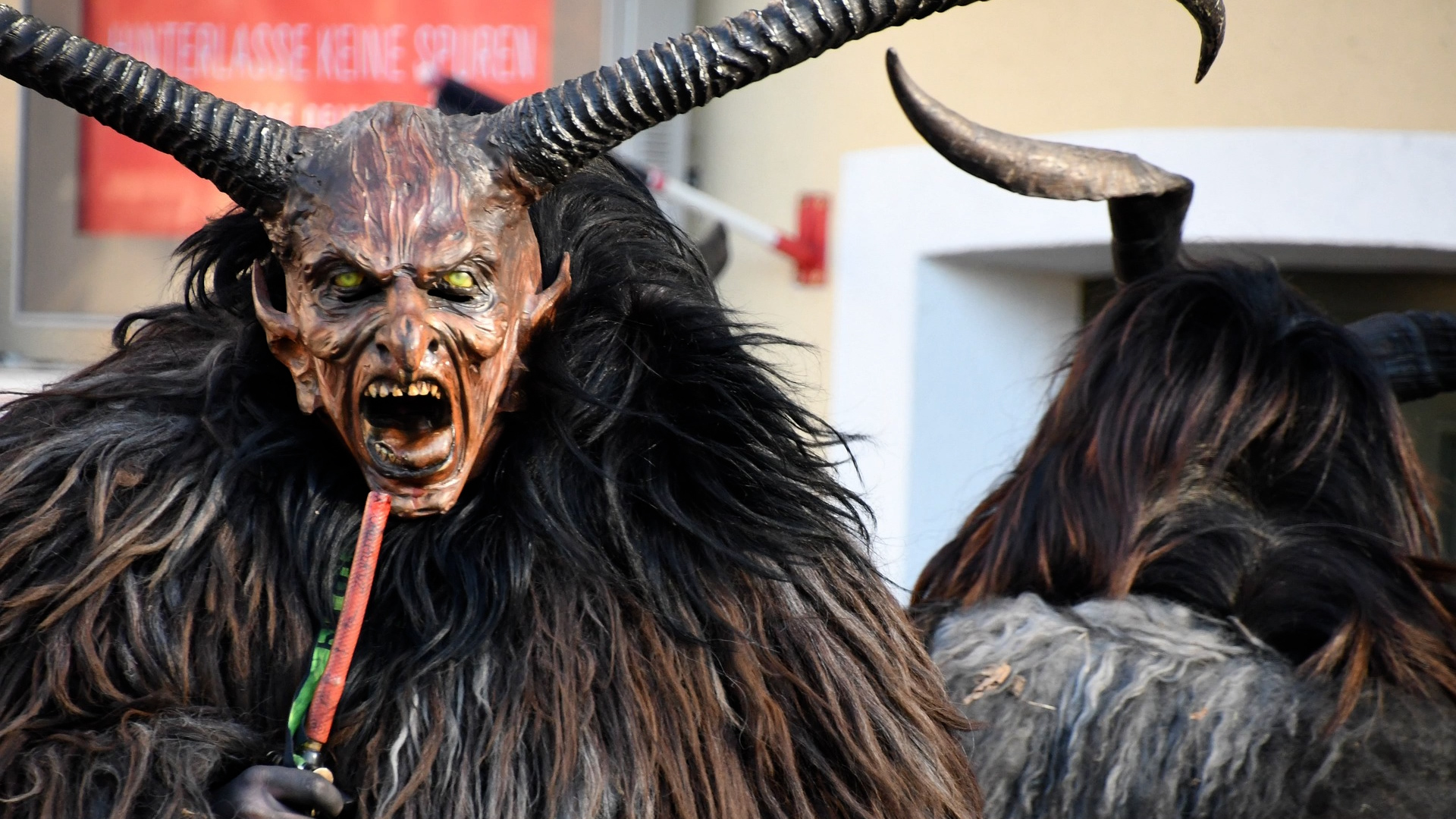 maschera di un diavolo cornuto