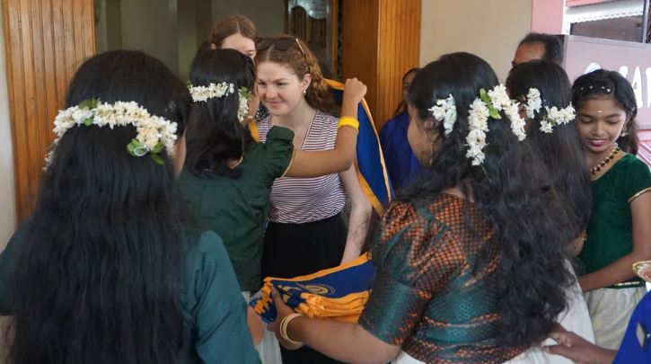 studenti e studentesse dalla Svizzera e dall India si salutano