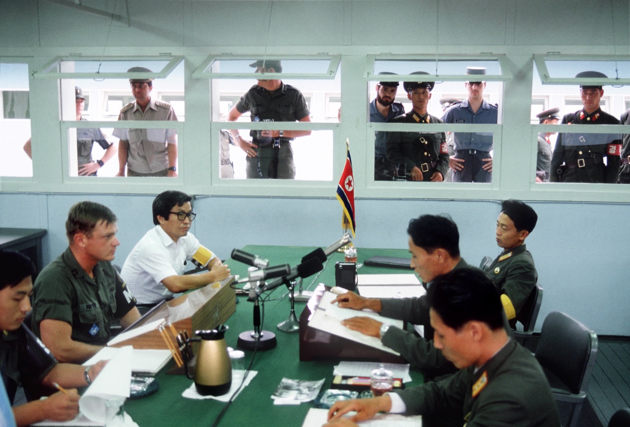 Soldaten betrachten eine Verhandlung durch Kippfenster