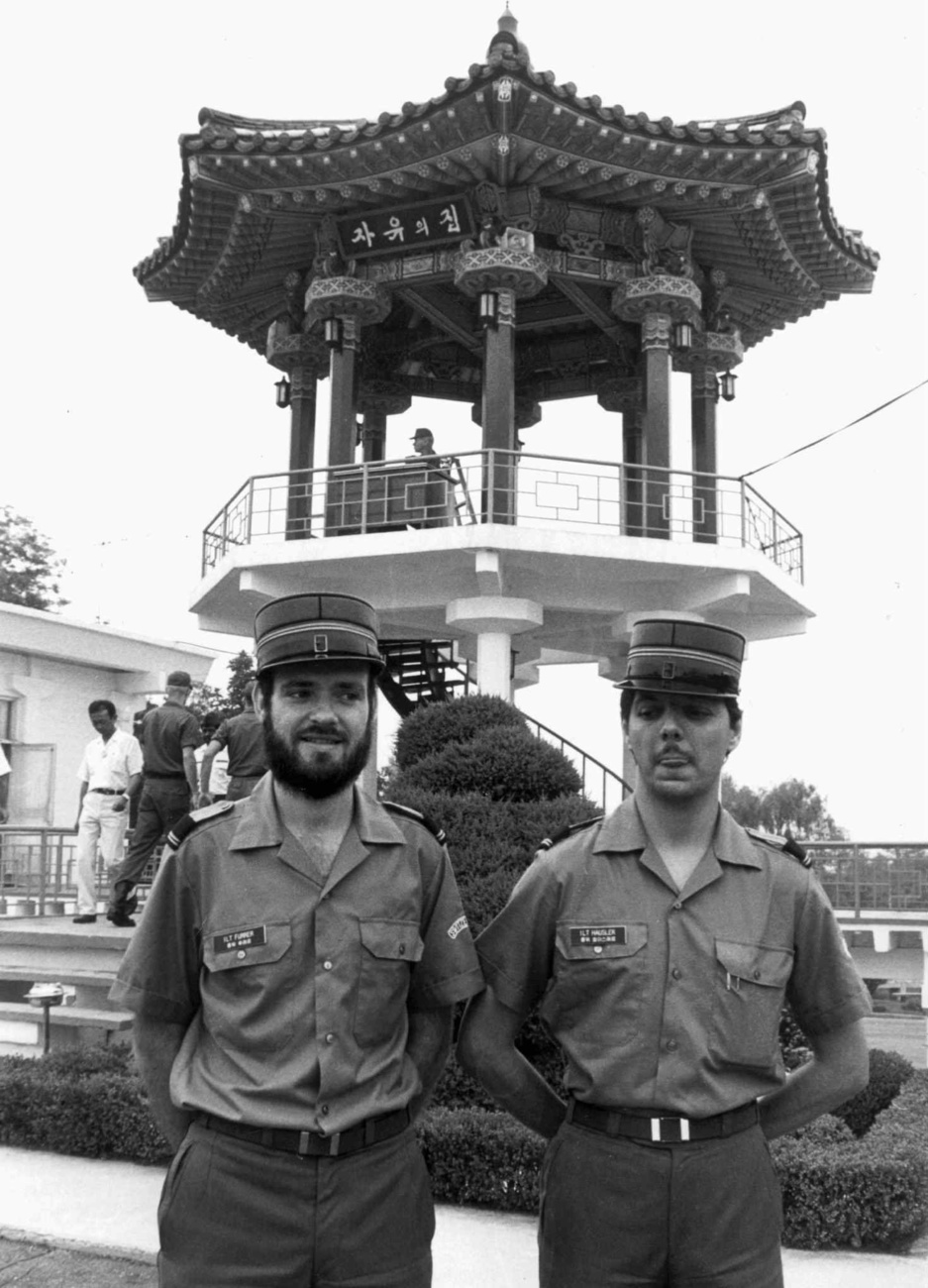 due soldati davanti a una pagoda