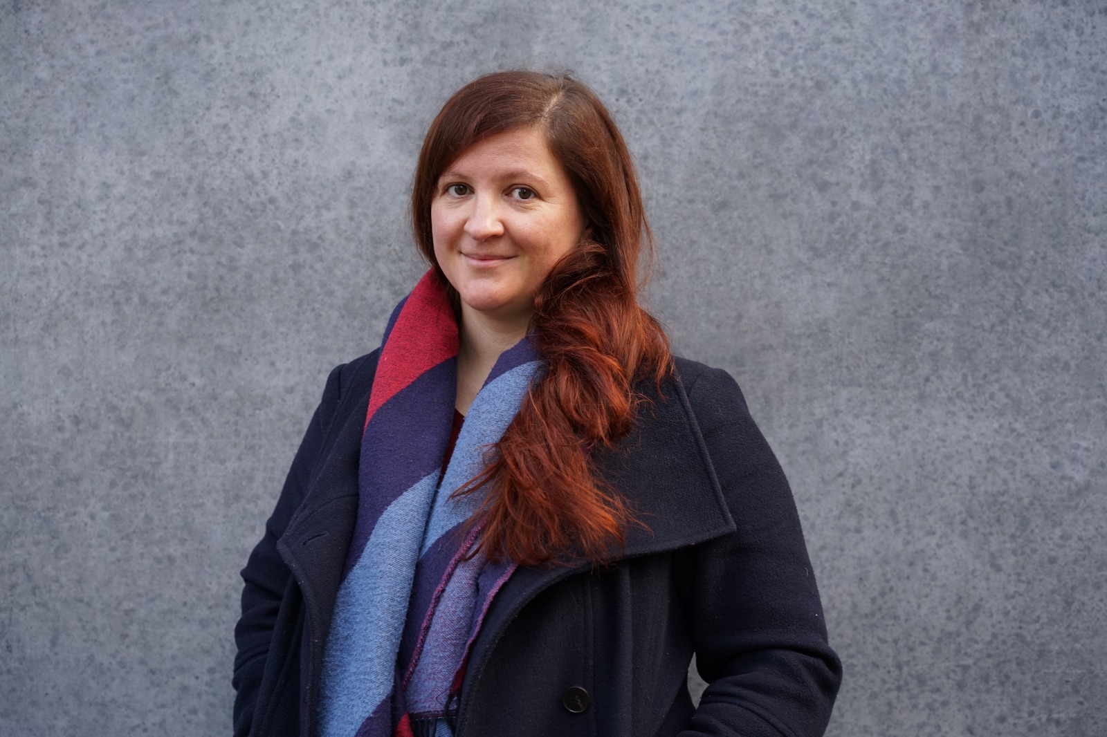 Eine Frau mit Schal
