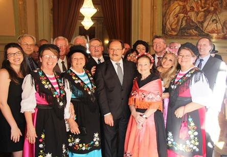 Grupo reunido para tirar foto