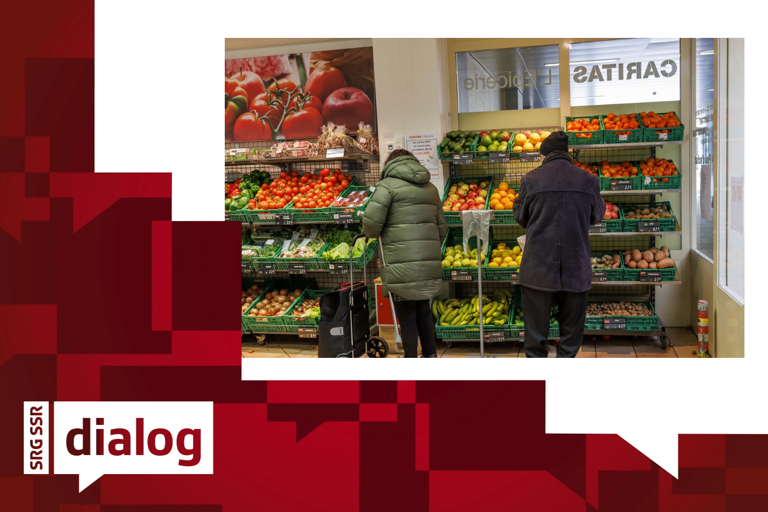 Menschen kaufen im Caritas Laden ein