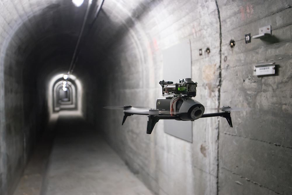 Drohne fliegt in einem unterirdischen Gang