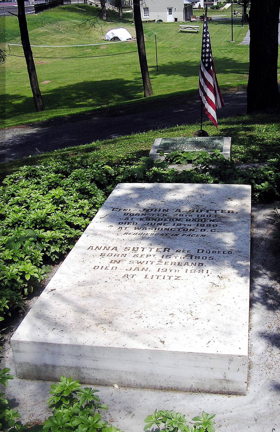Pierre tombale du général Sutter dans le cimetière de Moravian, Lititz ( Pennsylvanie).