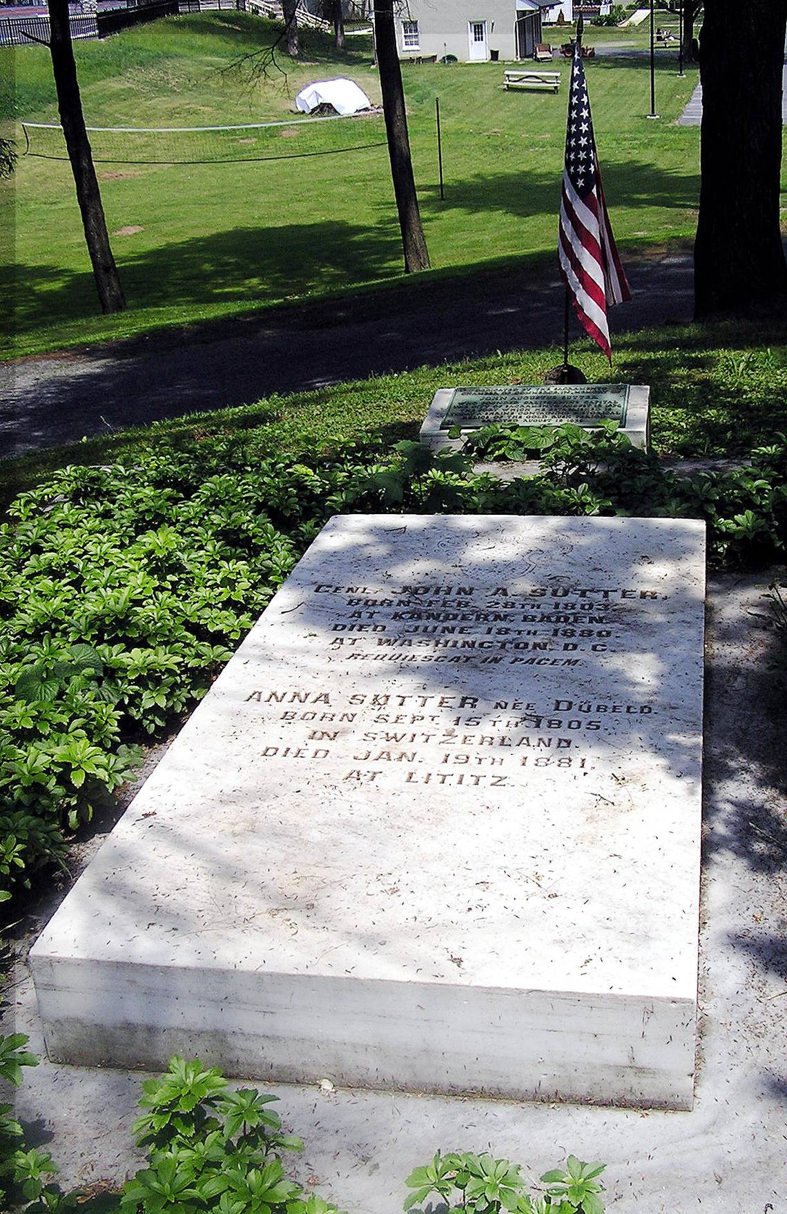 Grabplatte aus weissen Stein von General Sutter auf dem Moravian Friedhof in Lititz im Bundesstaat Pennsylvanien.