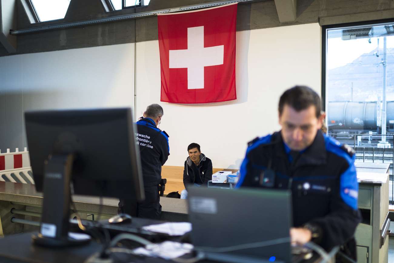 un migrant au poste frontière suisse